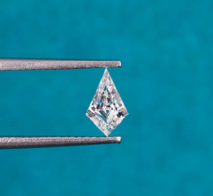 Exclusiva Creación Sparkledge, Diamante Cultivado en Laboratorio con Corte Kite Certificado por IGI, EF VVS VS, Piedra Suelta de Forma Elegante para Colgante o Broche - Product Image 2