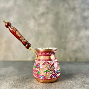 Cezve turque vintage artisanale en métal avec longue poignée en bois pour la préparation et le service du café sur cuisinière - Product Image 1