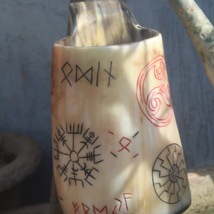 Taza de Cuerno de Búfalo Vikinga Grabada Personalizada |   Jarra de Cerveza Medieval Hecha a Mano, Ecológica y Duradera, en Diferentes Diseños - Product Image 1