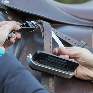 Étriers pour jeunes cavaliers en aluminium avec étriers inclinés décalés pour réduire la pression sur les jeunes chevaux - Product Image 5