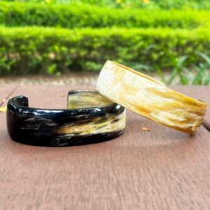 Bracelet manchette large en corne de buffle naturelle, fait main, bijou original en corne naturelle, largeur 3 cm - Product Image 6