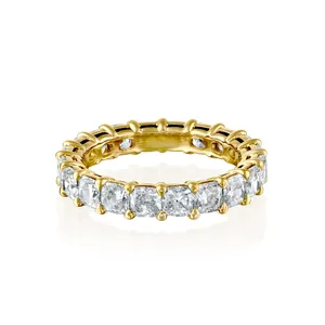 Bague d'éternité Zenvellae Cushion avec diamant cultivé en laboratoire certifié IGI - Product Image 4