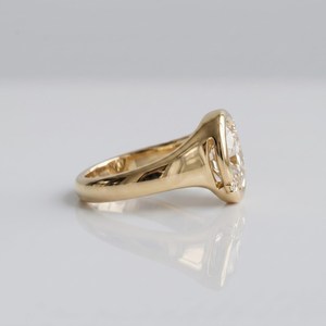 Bague de fiançailles ovale en or véritable 14K avec diamant champagne D VVS certifié 3 carats 12x8mm, bague statement, bague signet sertie clos, bague unisexe - Product Image 5