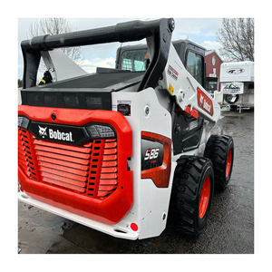 Cargadora compacta Bobcat S450 en venta, máquina versátil para trabajos de elevación, carga y transporte. - Product Image 4