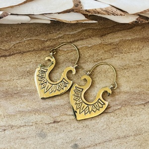 Último Diseño de Pendientes de Aro Geométricos Boho, Joyería Tribal de Latón para Mujer, Chapado en Oro de 18k, Diseño de Escudo Grabado, Venta al por Mayor/OEM/ODM - Product Image 4