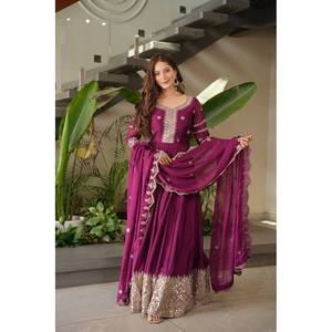 Robe de soirée trapèze faite main avec broderies et sequins, taille empire, en organza - Product Image 3