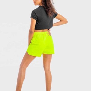 Shorts de sport tendance pour femmes 2026, jaune fluo, taille mi-haute élastique avec poches, séchage rapide, tricoté, coupe régulière, OEM - Product Image 2