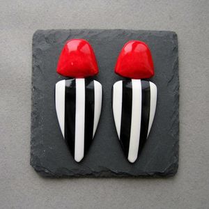 Pendientes de Resina Elegantes con Acabado Brillante, Diseño Moderno, Accesorios de Moda Duraderos y de Lujo Diseñados por Artesanos Expertos, Estilo Cristal - Product Image 1