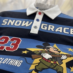 เสื้อเชิ้ตแขนยาว Snowgrace คอปกพับได้ ทรงปกติ สำหรับผู้ชาย ลายพิมพ์โลโก้ด้านหน้าแบบ Sublimated - Product Image 5
