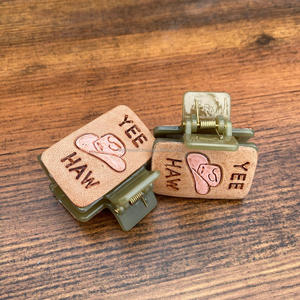 Nouveau design de pinces à cheveux en cuir gravées à la main élégantes aux couleurs unies pour femmes et filles pour un usage quotidien - Product Image 5