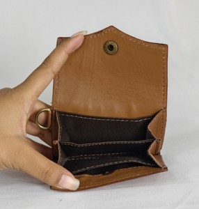 Monedero pequeño de cuero genuino marrón hecho a mano para mujer, con diseño floral y de ases, cierre a presión y correa para la muñeca. - Product Image 5