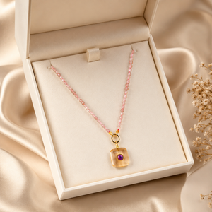 Collier artisanal rose à facettes pour femme avec pendentif carré en cristal et fermoir doré – Bijou classique pour soirée - Product Image 3