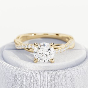 Élégante bague de fiançailles torsadée en or jaune 14 carats avec diamant de laboratoire 1 carat D VVS2 taille brillant certifié IGI, style corde tressée - Product Image 1