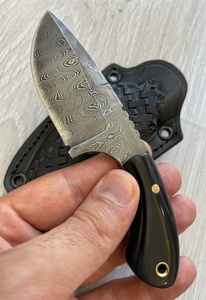 Couteau de camping et de dépecage à lame fixe fait main avec lame en acier à motifs et étui en cuir pour le camping en plein air, la chasse, vente en gros - Product Image 5