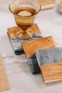 Sous-verres en marbre design avec base en bois pour une décoration contemporaine de cuisine et de bar - Product Image 4