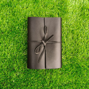 Funda de cuero de vaca negro de primera calidad para cuadernos A6 y cubiertas de diario para papelería ejecutiva, ideal para la mejor elaboración profesional. - Product Image 1