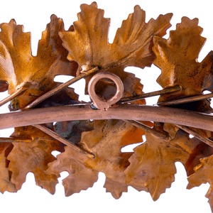 Magnifique couronne métallique avec un grand cercle dense de feuilles de chêne superposées, fini d'une finition bronze antique métallique, pour la décoration. - Product Image 3