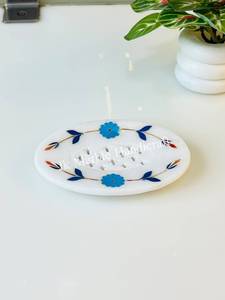 Jabonera de Piedra Blanca Hecha a Mano con Diseño Floral Azul para Accesorios de Hogar y Baño - Product Image 4