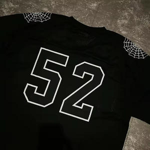 T-shirt noir à manches courtes pour homme avec numéro 52 blanc et motif toile d'araignée imprimé au dos, coupe classique, style jersey décontracté - Product Image 1
