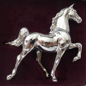 Figurine de cheval en aluminium coulé artisanal, sculpture métallique d'un chevalier majestueux debout, décoration pour intérieurs raffinés - Product Image 3