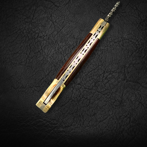 Cuchillo plegable de acero de Damasco para camping, hoja con patrón de Damasco y diseño retorcido, empuñadura de hueso teñido con refuerzo de latón y tapa, funda de cuero. - Product Image 4
