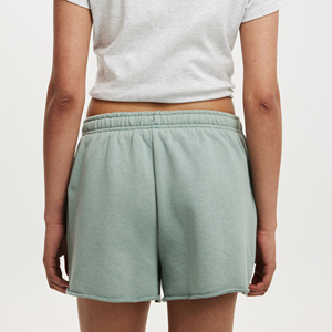 Shorts de sport personnalisables pour femmes de haute qualité, couleur unie, longueur courte, avec poches latérales, respirants, coupe ample. - Product Image 4