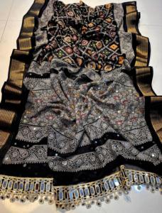 Sari de seda de diseño con bordado de espejo auténtico y ribete de encaje, con blusa a juego con bordado jacquard. - Product Image 1