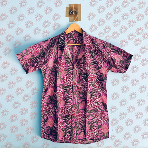 เสื้อเชิ้ตแขนสั้นคอวีผ้าฝ้ายพิมพ์ลายดอกไม้ด้วยมือ 100% ระบายอากาศได้ดี เป็นมิตรกับสิ่งแวดล้อม คุณภาพสูง ติดกระดุม สำหรับผู้ชาย - Product Image 1