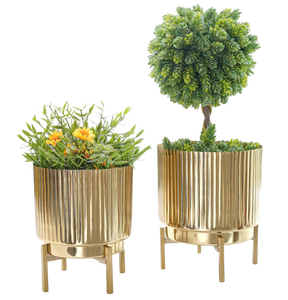 Maceta de Metal Dorada de Lujo con Soporte, Macetero Acanalado para Plantas, Macetas Decorativas de Metal para Interiores y Exteriores, para Jardín y Decoración del Hogar - Product Image 1