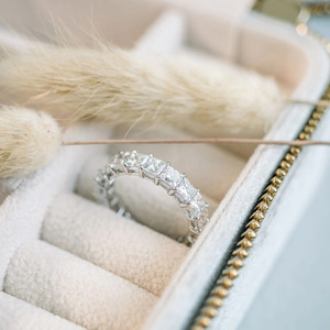 แหวนเพชรทรงเจ้าหญิงสีขาวทองคำขาว ประดับเพชรแล็บโกรว์แบบ Eternity Band - Product Image 2