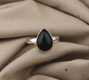 Bague Solitaire Classique Bohème Faite à la Main en Argent Sterling 925 avec Onyx Noir Taillé Poire Sertie Clos, Certifiée Mariage de Jaipur - Product Image 1