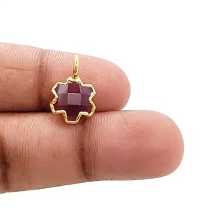 จี้รูปโคลเวอร์ประดับพลอยแคลซิโดนีสีเทาขนาด 10 มม. ชุบทอง - Product Image 2
