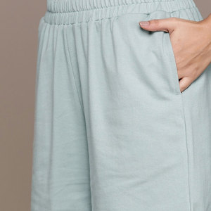 Ensemble sweat à capuche et short décontracté style urbain pour femme – Haut à capuche confortable et short de détente pour femme - Product Image 3