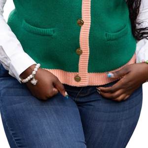 Chaleco de punto verde AKA para mujer, con botones frontales, cuello en V, estilo preppy, informal, para usar en capas, suave y cómodo. - Product Image 5