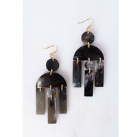 Boucles d'oreilles en corne de buffle, design moderne, faites à la main, légères, naturelles, par Curio Craft