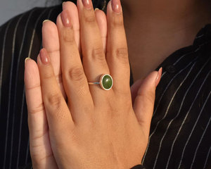 Bague artisanale en laiton avec pierre verte pour femme, design minimaliste rond cabochon, style vintage, bijou bohème fait main, cadeau - Product Image 2