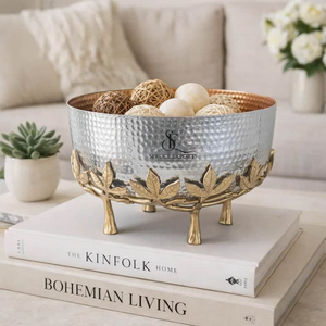 Frutero de Metal Plateado con Diseño Martillado y Base Decorativa con Ramas Florales Doradas, Acabado en Dos Tonos, Centro de Mesa Decorativo - Product Image 1