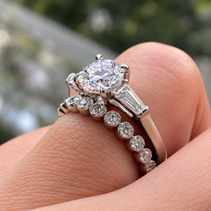 Bague de fiançailles classique pour femme avec diamant rond taille brillant - Product Image 3
