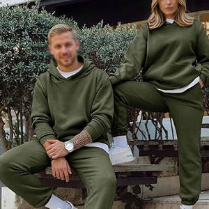 Survêtement de sport personnalisé pour homme en coton 100% vert olive uni, idéal pour la maternité |   Ensemble sweat à capuche et jogging en molleton uni |   Coupe classique - Product Image 4