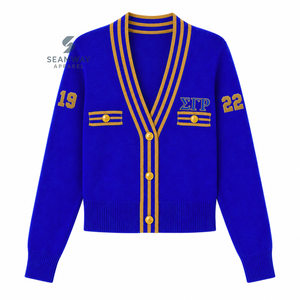 เสื้อคาร์ดิแกนไหมพรมแบบวาร์ซิตี้สำหรับผู้หญิงของชมรมซิกม่าแกมมาโร คอวี ติดกระดุมด้านหน้า แต่งขอบลายริบ ปักลายสไตล์พรีปปี้ - Product Image 1