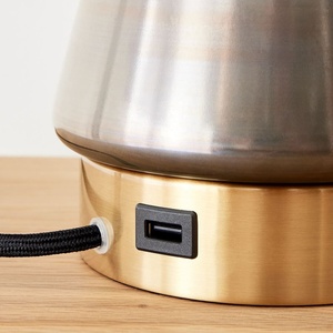 Lámpara de Mesa de Metal Hourglass Forge con Base de Hierro Cepillado, Pantalla de Tela Premium, Iluminación Ambiental Cálida para Interiores Elegantes - Product Image 3