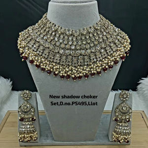 Parure de collier ras-du-cou, boucles d'oreilles et Maang Tikka de luxe vintage en cuivre plaqué or, ornée de perles et de Kundan, certifiée par une tierce partie, pour femme, idéale pour mariage - Product Image 1