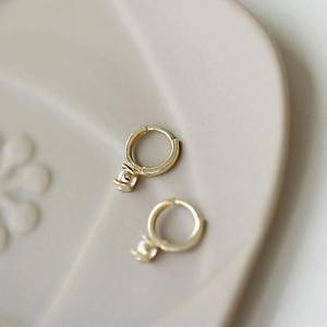 Boucles d'oreilles créoles rondes en moissanite blanche, style Huggie brillant, en argent sterling 925, personnalisables - Product Image 4