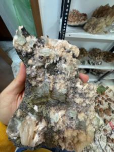 Calcedoine noire naturelle avec Stilbite jaune et Apophyllite verte |   Spécimen de cristal minéral de qualité supérieure - Product Image 3