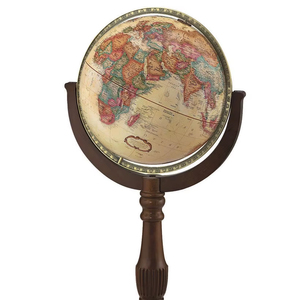 Globe terrestre antique sur pied avec support en bois foncé et pieds à griffes en laiton, décoration classique pour bibliothèque - Product Image 1