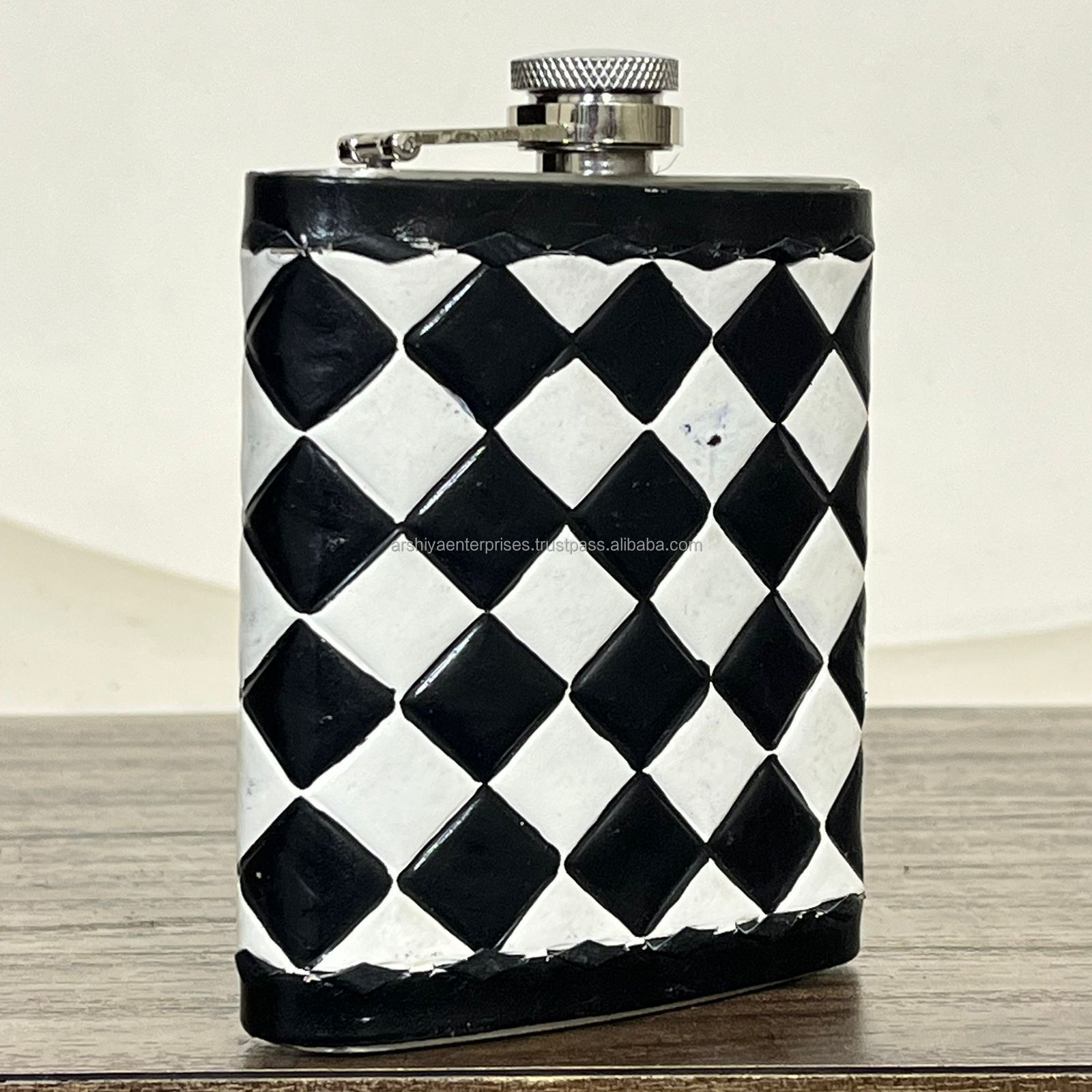 À carreaux blancs et noirs