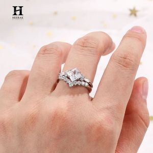 Anillo de compromiso de lujo con diamante de laboratorio talla princesa y conjunto de anillos apilables de boda de oro blanco de 14K con diseño de chevron curvo - Product Image 3