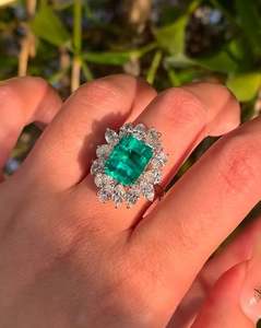 Anillo de Compromiso y Boda de Plata de Ley Chapado en Oro Amarillo con Esmeralda Verde Corte Esmeralda, Esmeralda de Laboratorio de Lujo y Circonita Cúbica - Product Image 5