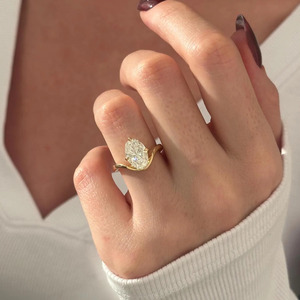 Anillo de compromiso solitario curvo con diamante ovalado de 2.5 ct cultivado en laboratorio, certificado por GIA, E VVS2, con banda curva única en oro sólido de 14K. - Product Image 3