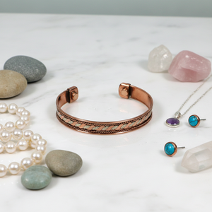 Bracelet manchette artisanal en métaux mélangés (cuivre) – Jonc ajustable en laiton et fil d'argent avec incrustation magnétique pour hommes et femmes - Product Image 4